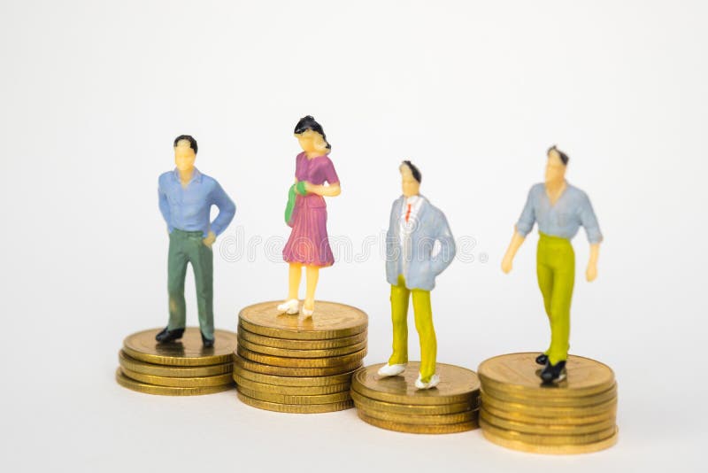 Figura homem de negócios diminuto ou secretário pequeno do acionista dos povos e do trabalhador de escritório que estão na pilha foto de stock Figura homem de negócios diminuto ou secretário pequeno do acionista dos povos e do trabalhador de escritório que estão na pilha foto de stock