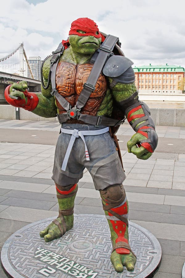 Figura mutante adolescente di Raphael della tartaruga di ninja nel parco Muzeon a Mosca fotografie stock libere da diritti Figura mutante adolescente di Raphael della tartaruga di ninja nel parco Muzeon a Mosca fotografie stock libere da diritti