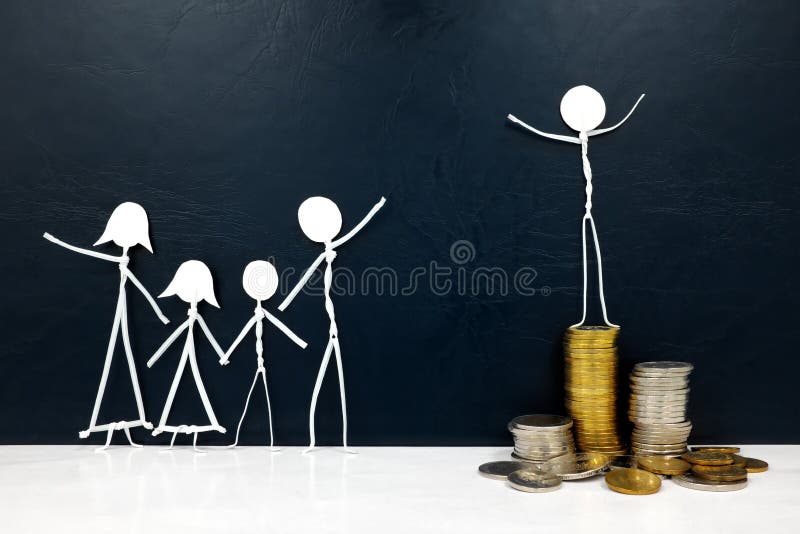 Figura orgulhosa de varejo em cima de um monte de moedas ao lado de uma família feliz. felicidade genuína e verdadeira.