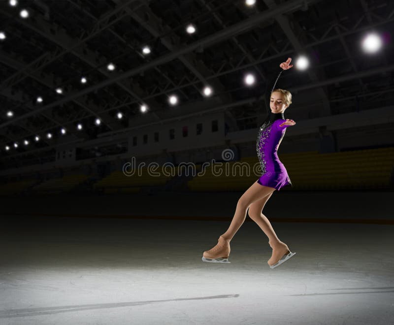 Figura patinador de la mujer en el pasillo de deportes foto de archivo Figura patinador de la mujer en el pasillo de deportes foto de archivo