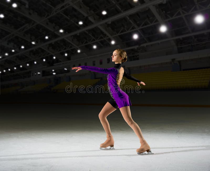 Figura patinador de la mujer en el pasillo de deportes imagen de archivo Figura patinador de la mujer en el pasillo de deportes imagen de archivo