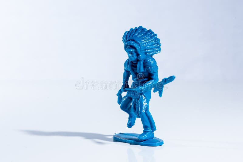 Figura plástica do brinquedo do nativo americano azul imagem de stock royalty free Figura plástica do brinquedo do nativo americano azul imagem de stock royalty free