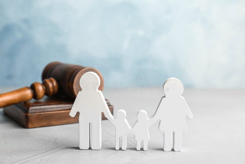 Figura y mazo de la familia en la tabla foto de archivo libre de regalías Figura y mazo de la familia en la tabla foto de archivo libre de regalías