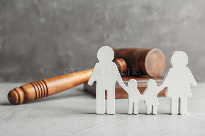 Figura y mazo de la familia en la tabla foto de archivo libre de regalías Figura y mazo de la familia en la tabla foto de archivo libre de regalías
