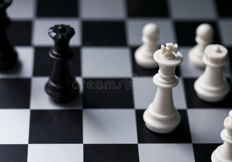 Um tabuleiro de xadrez com peças de xadrez posição de figuras brancas e  pretas em um tabuleiro de xadrez