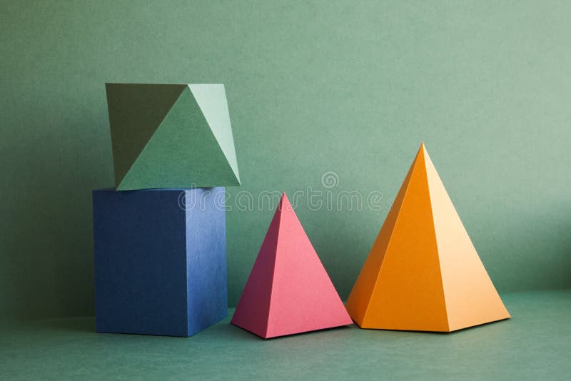 Figuras contínuas geométricas abstratas ainda vida O cubo retangular de prisma tridimensional colorido da pirâmide arranjou sobre fotos de stock royalty free Figuras contínuas geométricas abstratas ainda vida O cubo retangular de prisma tridimensional colorido da pirâmide arranjou sobre fotos de stock royalty free