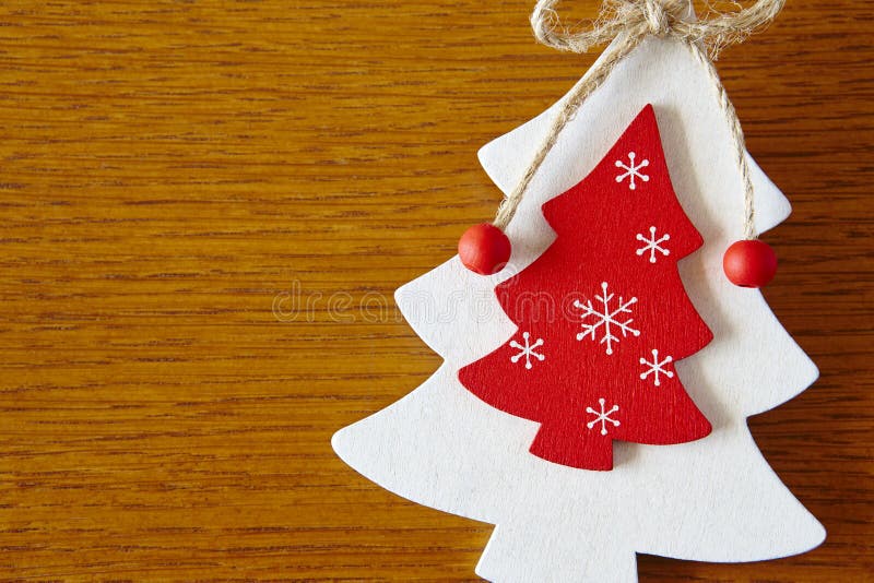 Figuras de madera hechas a mano del árbol de la Navidad en el color blanco y rojo fotografía de archivo libre de regalías Figuras de madera hechas a mano del árbol de la Navidad en el color blanco y rojo fotografía de archivo libre de regalías