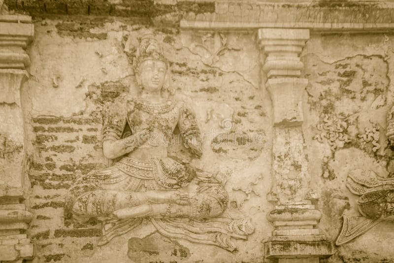 Figuras velhas da Buda e do anjo do estuque na parte externa de Maha Chedi de Wat Chet Yot (Wat Jed Yod) ou de Wat Photharam Maha fotos de stock royalty free Figuras velhas da Buda e do anjo do estuque na parte externa de Maha Chedi de Wat Chet Yot (Wat Jed Yod) ou de Wat Photharam Maha fotos de stock royalty free