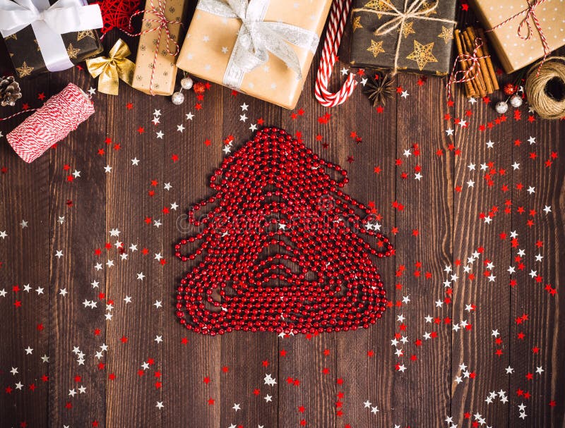 Figure of christmas tree made from red beads new year holiday gift box on decorated festive table fotografia stock libera da diritti Figure of christmas tree made from red beads new year holiday gift box on decorated festive table fotografia stock libera da diritti