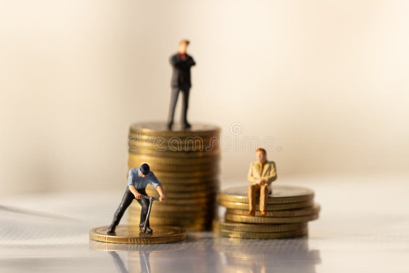 Figure del piccolo imprenditore che stanno sul giro poing fotografia stock libera da diritti Figure del piccolo imprenditore che stanno sul giro poing fotografia stock libera da diritti