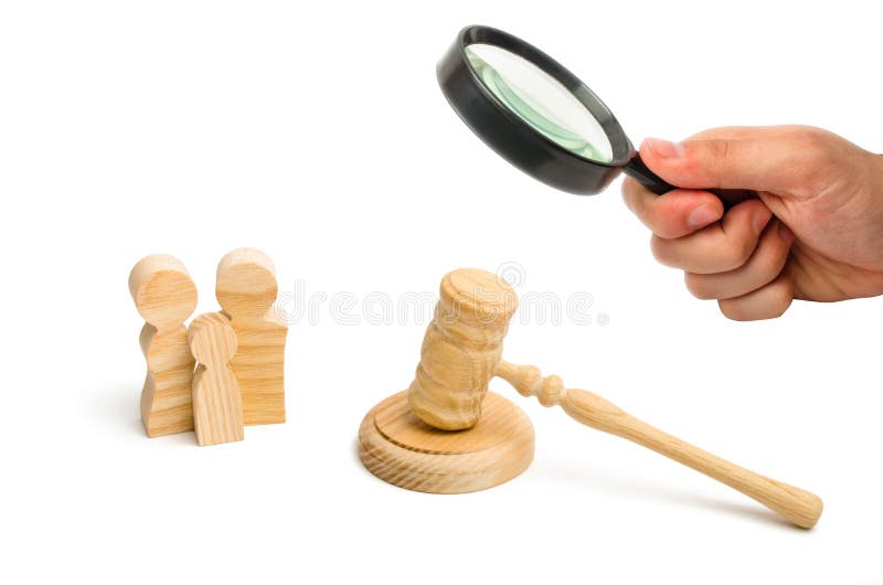 Figure della famiglia e del martello del giudice Concetto del sistema giudiziario per i diritti umani Argomenti della famiglia, l immagine stock Figure della famiglia e del martello del giudice Concetto del sistema giudiziario per i diritti umani Argomenti della famiglia, l immagine stock