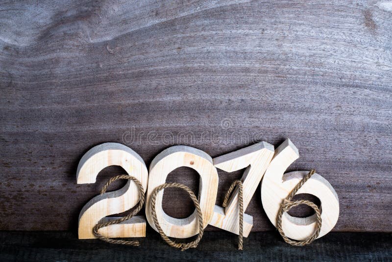 Figure di legno 2016 della luce e della corda su fondo di legno grigio dentro immagine stock libera da diritti Figure di legno 2016 della luce e della corda su fondo di legno grigio dentro immagine stock libera da diritti