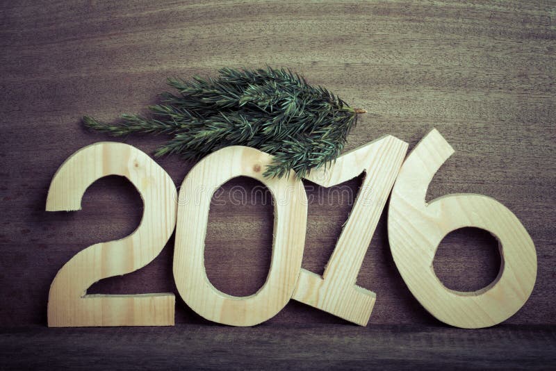 Figure di legno leggere 2016 e ramo dell'albero di Natale sul gr immagini stock libere da diritti Figure di legno leggere 2016 e ramo dell'albero di Natale sul gr immagini stock libere da diritti