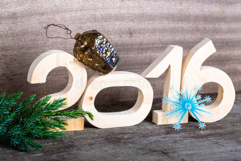 Figure di legno 2016, un ramo dell'albero di Natale, la plastica immagini stock Figure di legno 2016, un ramo dell'albero di Natale, la plastica immagini stock