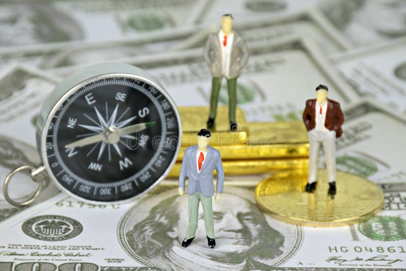 Figure modello uomini d'affari compone in dollari bitcoin moneta digitale blocco valuta digitale e oro concetto di investimento bi immagine stock libera da diritti