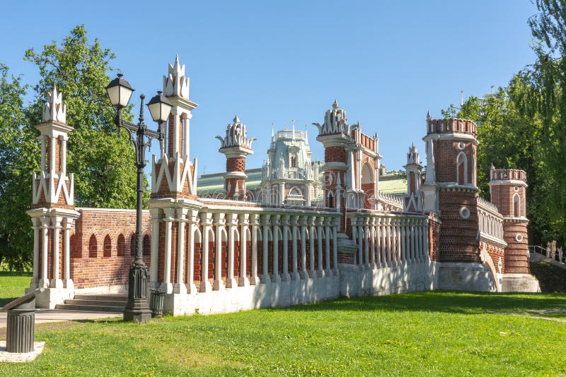 Figurerad bro i Tsaritsyno, Moskva, Ryssland royaltyfria bilder Figurerad bro i Tsaritsyno, Moskva, Ryssland royaltyfria bilder