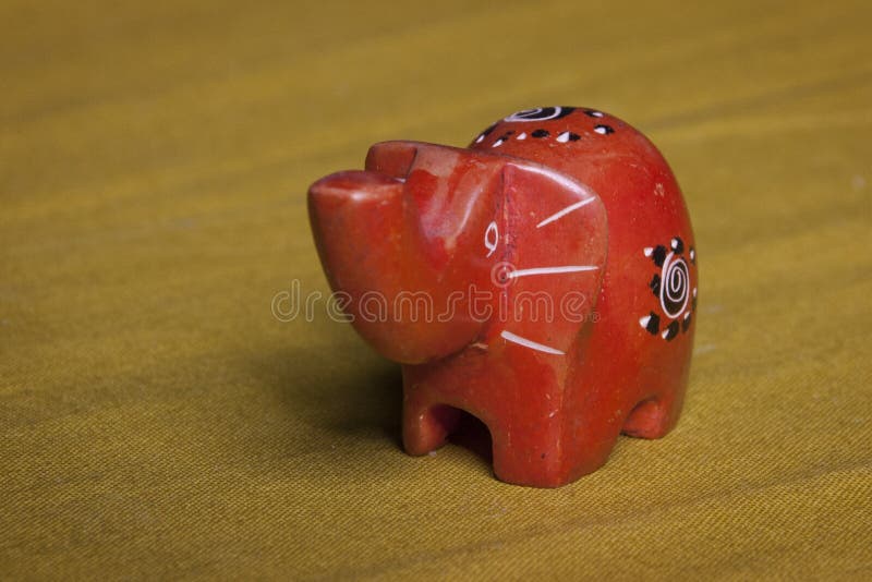 Figurina fatta a mano dell'elefante dall'Africa fotografia stock Figurina fatta a mano dell'elefante dall'Africa fotografia stock