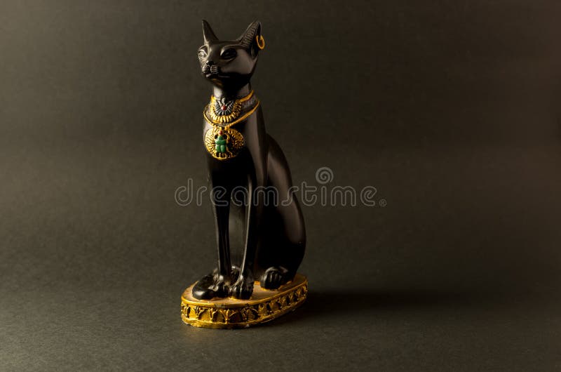 Figurina nera egiziana del gatto del bastet su fondo nero immagine stock libera da diritti Figurina nera egiziana del gatto del bastet su fondo nero immagine stock libera da diritti