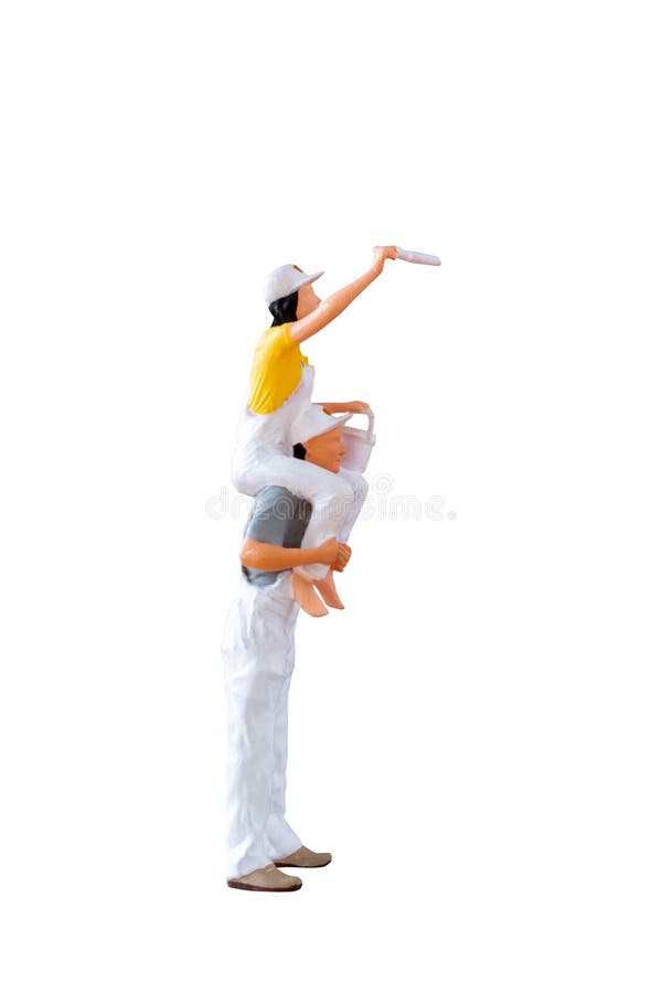 Figurine miniature de deux peintres isolée sur fond blanc avec chemin d'écrêtage. Figurine miniature de deux peintres avec un perché sur les autres épaules isolée sur fond blanc avec chemin d'écrêtage