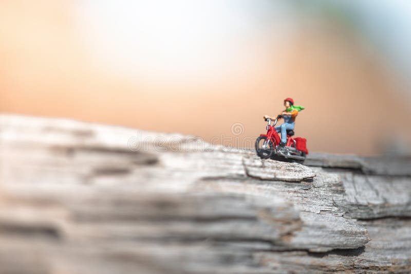 Figurine miniature de l'homme voyageant en moto photos libres de droits