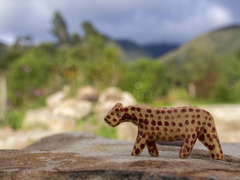 Figurine En Bois Artisanal Photographiée Dans Un Coffre Couvert De Mousse  Photo stock - Image du modèle, brun: 277245528