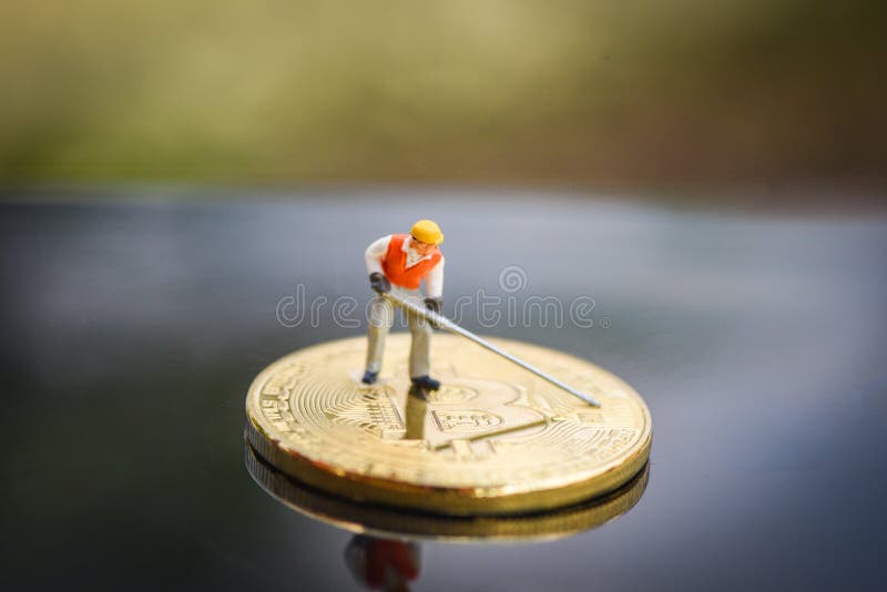 Figurki pracuje Minujący Bitcoin cryptocurrency Złotego kopiącego wirtualnego bitcoin górniczego pojęcie zdjęcia stock Figurki pracuje Minujący Bitcoin cryptocurrency Złotego kopiącego wirtualnego bitcoin górniczego pojęcie zdjęcia stock