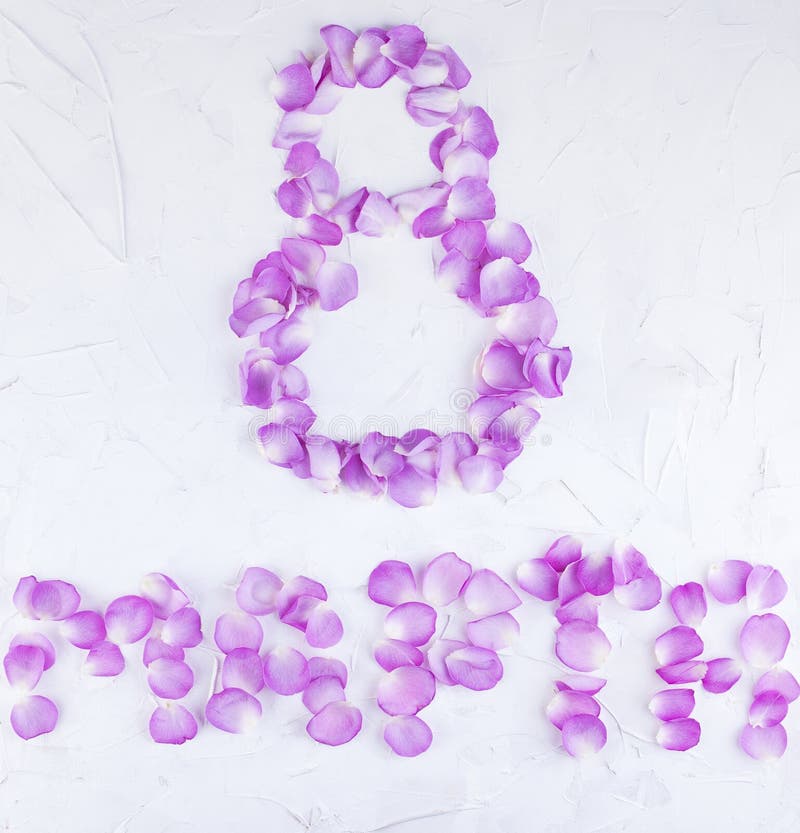 Figuur 8 en Russische letters van roze bloemblaadjes op een witte achtergrond Rozen in de vakantie van de vrouwen Foto of prentbr stock foto Figuur 8 en Russische letters van roze bloemblaadjes op een witte achtergrond Rozen in de vakantie van de vrouwen Foto of prentbr stock foto