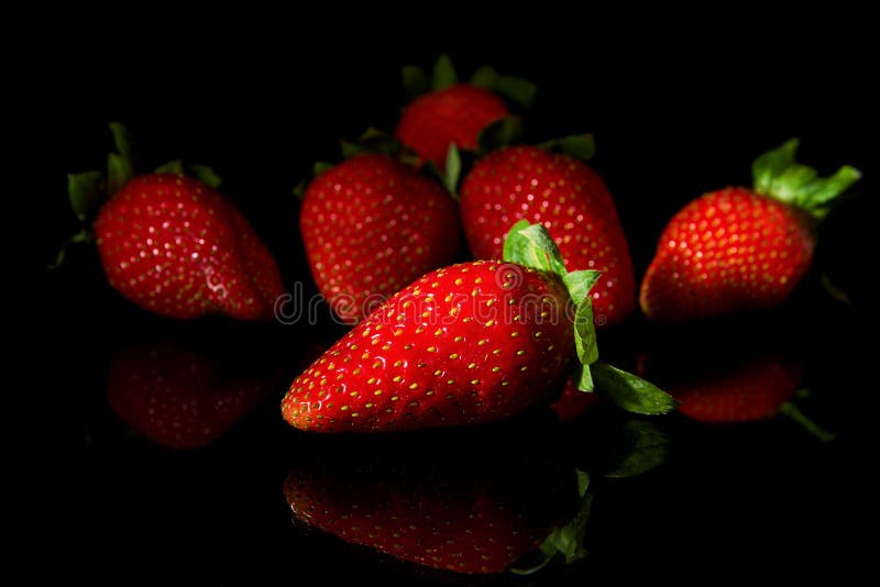 Fijado de las fresas con la reflexión en negro fotos de archivo Fijado de las fresas con la reflexión en negro fotos de archivo