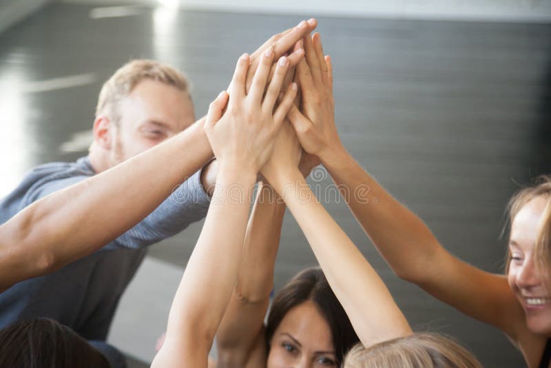 Fijando las metas, alcanzando la lección de la yoga de los resultados del equipo imagen de archivo Fijando las metas, alcanzando la lección de la yoga de los resultados del equipo imagen de archivo
