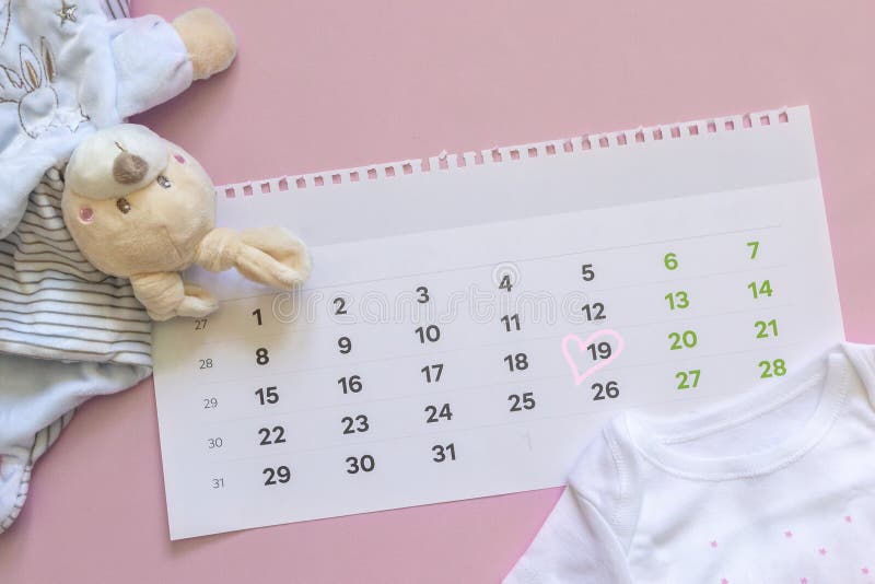 Fije de accesorios recién nacidos antes del niño - calendario con el número circundado 19 diecinueve, ropa del bebé, juguetes en imagen de archivo libre de regalías Fije de accesorios recién nacidos antes del niño - calendario con el número circundado 19 diecinueve, ropa del bebé, juguetes en imagen de archivo libre de regalías