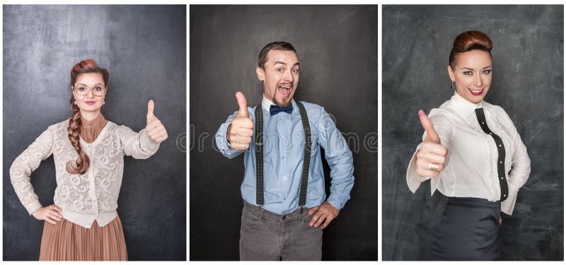 Fije de la gente que muestra los pulgares para arriba en la pizarra fotografía de archivo libre de regalías Fije de la gente que muestra los pulgares para arriba en la pizarra fotografía de archivo libre de regalías
