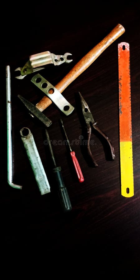 Fije de la herramienta el?ctrica en los accesorios de madera del fondo para la foto de la acci?n del concepto de la energ?a del t imagenes de archivo Fije de la herramienta el?ctrica en los accesorios de madera del fondo para la foto de la acci?n del concepto de la energ?a del t imagenes de archivo