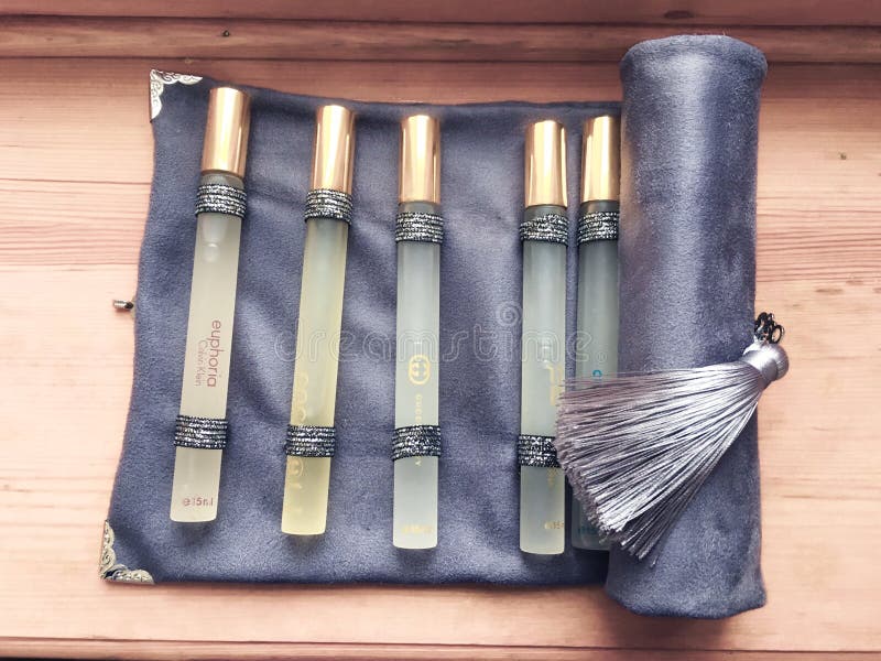 Fije de los aromas puros retros del vino usados para el nesesser del bolso del terciopelo del sommelier que se arrastra fotos de archivo libres de regalías Fije de los aromas puros retros del vino usados para el nesesser del bolso del terciopelo del sommelier que se arrastra fotos de archivo libres de regalías