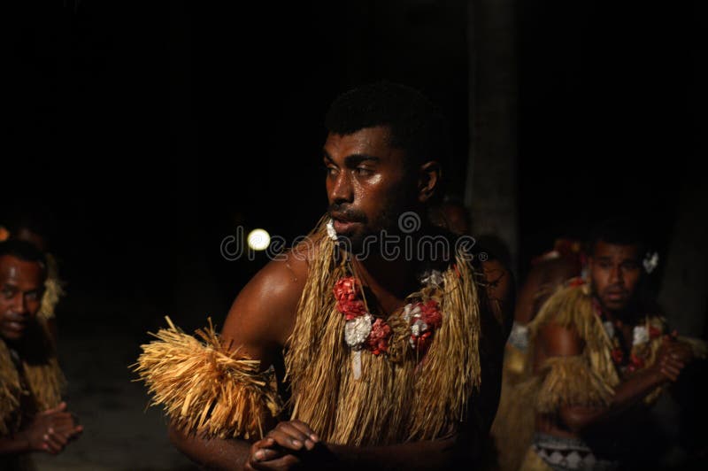 Fijianmensen die een traditionele mannelijke dans meke wesi in Fiji dansen stock foto's Fijianmensen die een traditionele mannelijke dans meke wesi in Fiji dansen stock foto's
