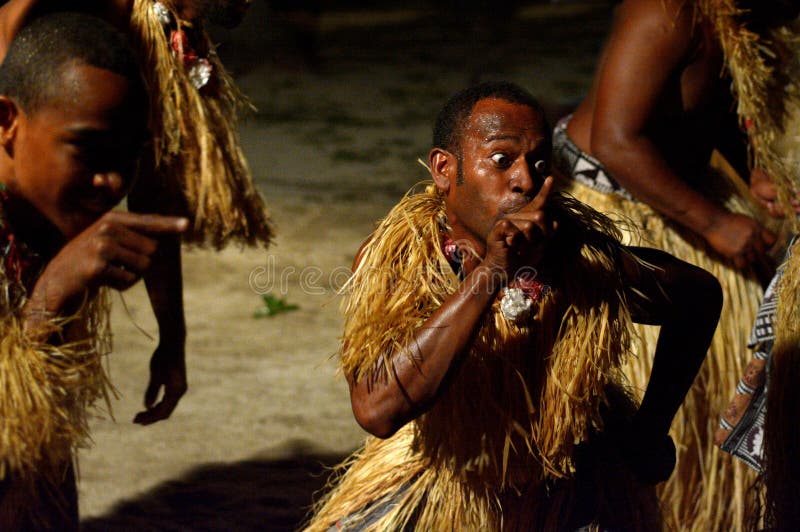 Fijianmensen die een traditionele mannelijke dans meke wesi in Fiji dansen royalty-vrije stock fotografie Fijianmensen die een traditionele mannelijke dans meke wesi in Fiji dansen royalty-vrije stock fotografie