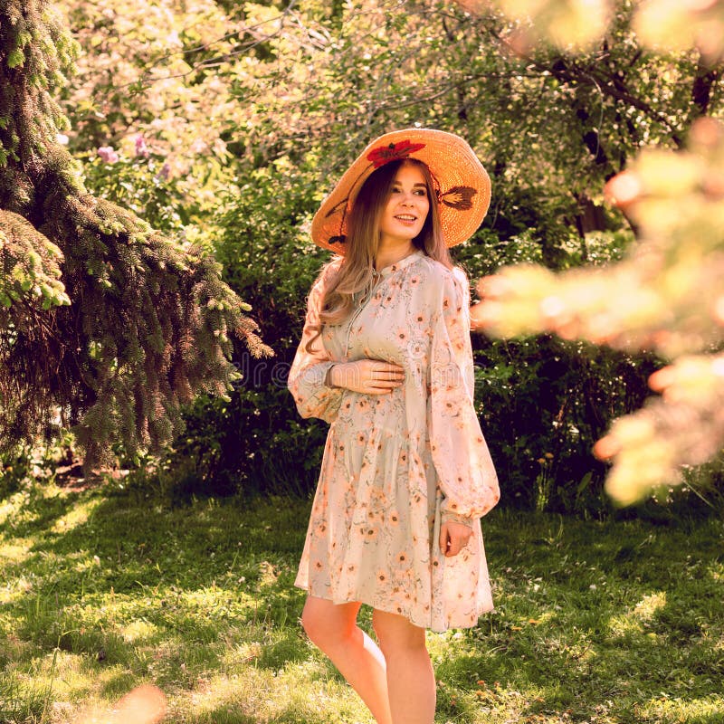Fijne jonge vrouw in het park Zomerstemming stock fotografie Fijne jonge vrouw in het park Zomerstemming stock fotografie