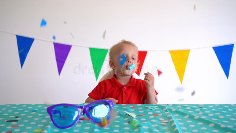 Fijne kaukasus met een feestje voor de romanschrijver zit op verjaardagstafel Gimbal-beweging stock video Fijne kaukasus met een feestje voor de romanschrijver zit op verjaardagstafel Gimbal-beweging stock video
