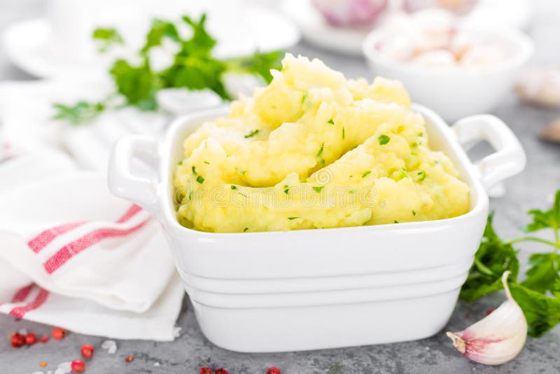 Fijngestampte Aardappel Aardappelbrij met knoflook en peterselie Gekookte aardappel Aardappelpuree stock foto's Fijngestampte Aardappel Aardappelbrij met knoflook en peterselie Gekookte aardappel Aardappelpuree stock foto's