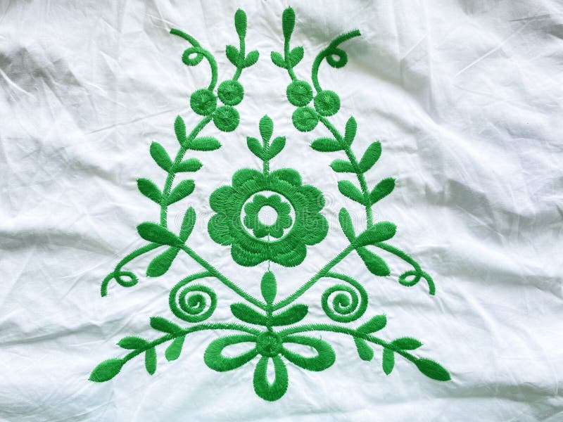 Fil de coton vert complexe fleur brodée photo libre de droits
