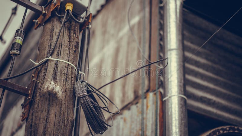 Fil de distribution de l'électricité sur Polonais en bois photographie stock Fil de distribution de l'électricité sur Polonais en bois photographie stock