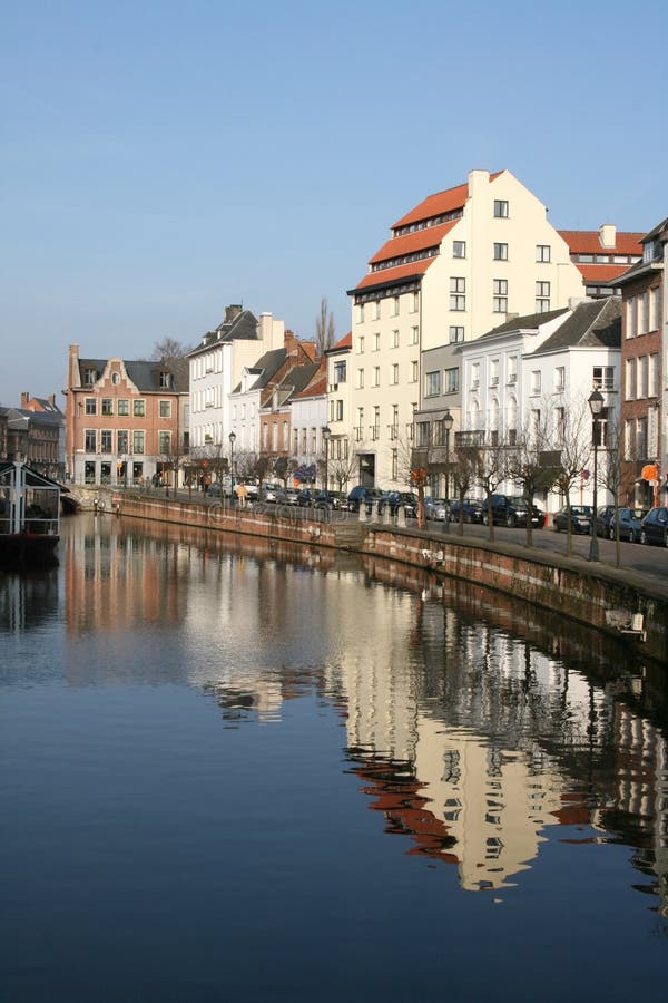 Fila De Casas En El Riverbank Foto de archivo Imagen de reflejado