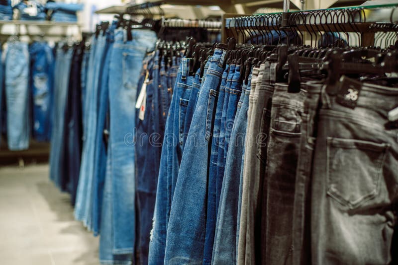 Fila De Jeans Azules Colgados De Jeans En Un Centro Comercial Denegar Ventas Pantalones Azules Compras Para Mujeres Moll Foto de de modelo, hembra: 173065432