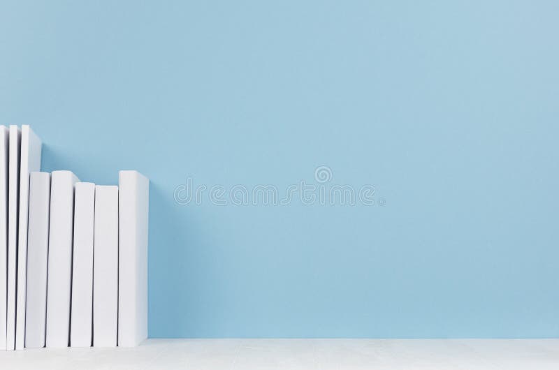 Fila de los libros blancos en el escritorio de madera ligero y el fondo azul suavemente en colores pastel con el espacio de la co foto de archivo libre de regalías Fila de los libros blancos en el escritorio de madera ligero y el fondo azul suavemente en colores pastel con el espacio de la co foto de archivo libre de regalías