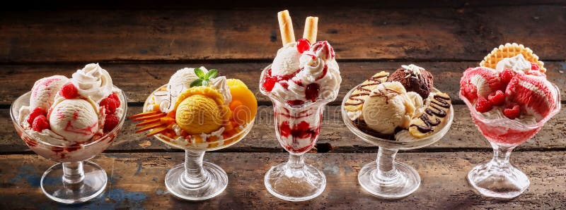 Fila de los postres gastrónomos del helado imagen de archivo libre de regalías Fila de los postres gastrónomos del helado imagen de archivo libre de regalías