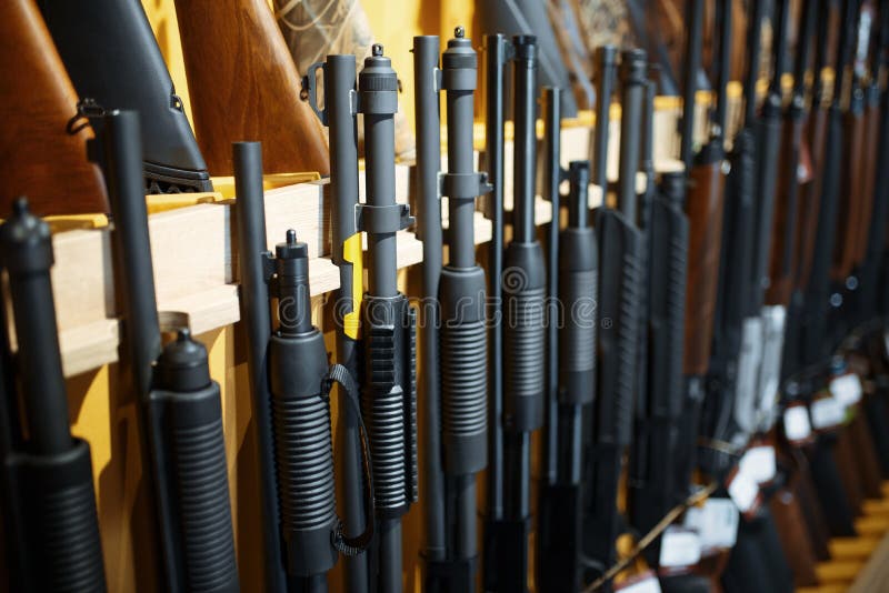 Fila de rifles en la tienda de armas no cierra a nadie