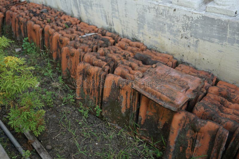 Fila dell'annata tradizionale restante Clay Roof Tile rosso immagini stock libere da diritti Fila dell'annata tradizionale restante Clay Roof Tile rosso immagini stock libere da diritti