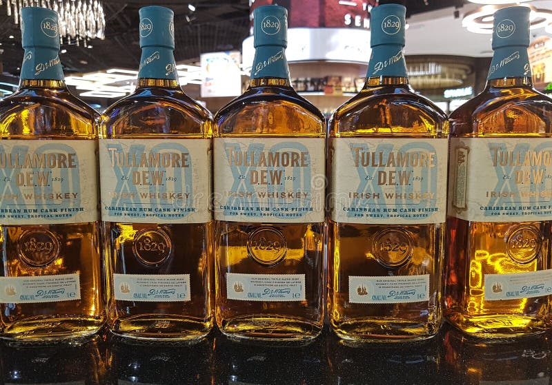 Fila della rugiada di Tullamore, whiskey irlandese Riserva speciale con rivestimento caraibico del barile del rum immagine stock Fila della rugiada di Tullamore, whiskey irlandese Riserva speciale con rivestimento caraibico del barile del rum immagine stock