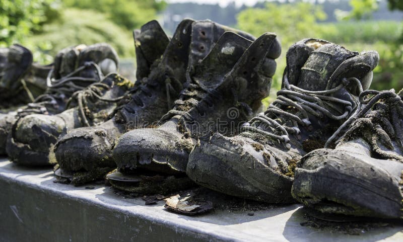 Fila Di Vecchie Scarpe Consumate Di Cuoio Fotografia Stock - Immagine di  giardino, vecchio: 74819474