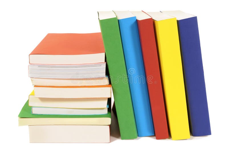 Fila que se inclina de la pequeña pila de los libros coloridos aislados en blanco foto de archivo Fila que se inclina de la pequeña pila de los libros coloridos aislados en blanco foto de archivo
