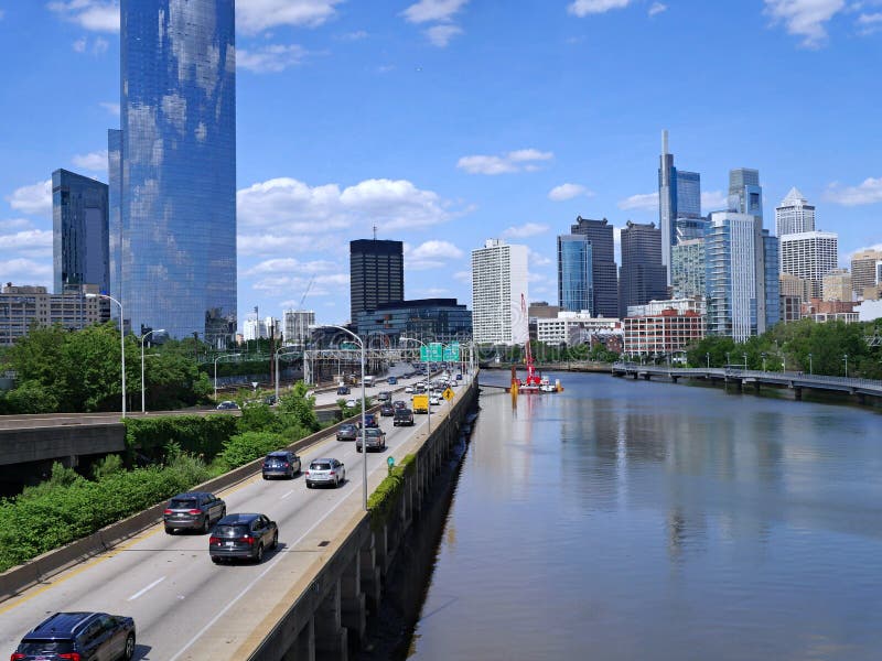 Filadelfia linia horyzontu w 2019 z autostrad? na zachodniej stronie Schuylkill rzeka zdjęcie royalty free Filadelfia linia horyzontu w 2019 z autostrad? na zachodniej stronie Schuylkill rzeka zdjęcie royalty free